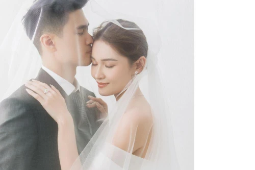 Á hậu Thùy Dung khoe vẻ đẹp mong manh trong ảnh cưới