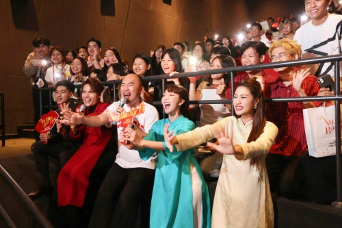 Đạo diễn Thu Trang nói về việc “Nụ hôn bạc tỷ” được tăng suất chiếu