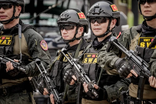 Binz ngại ngùng khi Tiến Luật lỡ miệng tiết lộ chuyện sắp lấy vợ