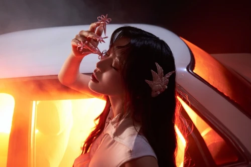 Han Sara tự nhận là “Bóng hồng lẻ loi” trong MV trở lại 