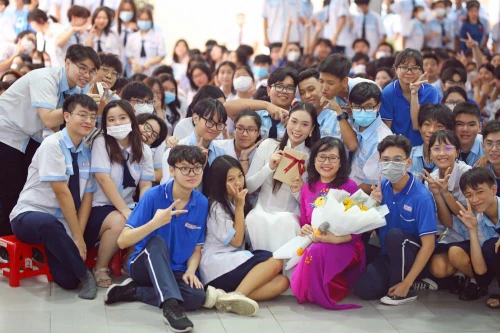 Hoa hậu Ban Mai về trường thăm thầy cô, tri ân ngày Nhà giáo Việt Nam