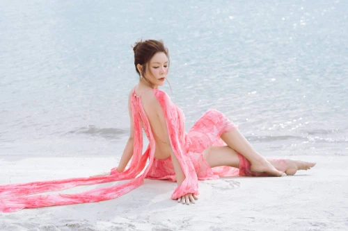 Lý Nhã Kỳ duyên dáng khoe sắc bên bờ biển Hạ Long
