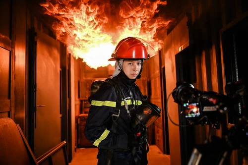 Hình ảnh đầu tiên của "Chiến sĩ quả cảm": Góc máy điện ảnh, khung hình cháy rực gây tò mò