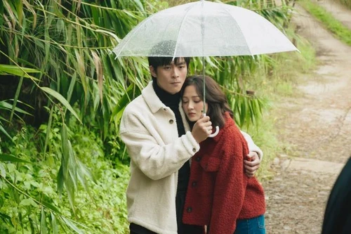 Bảo Anh liên tục “khóa môi" Lãnh Thanh trong MV mới 