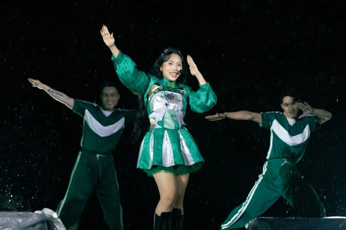 Hơn 3.000 khán giả đội mưa "quẩy" cùng Phương Mỹ Chi