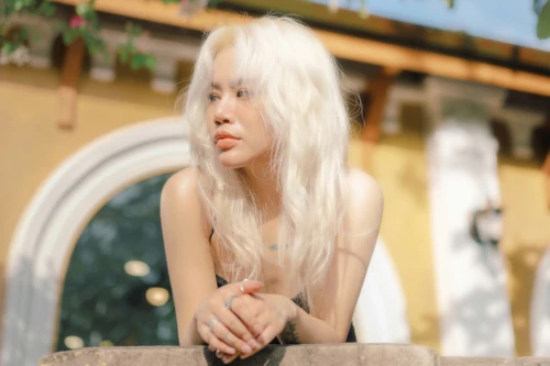 Yến Lê trở lại đường đua âm nhạc cùng MV "Anh chọn cô ấy"