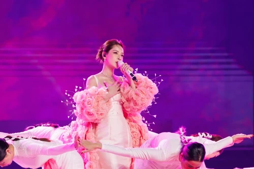 Chi Pu tỏa sáng trong màn trình diễn tại chung kết chương trình "Chị đẹp đạp gió rẽ sóng"