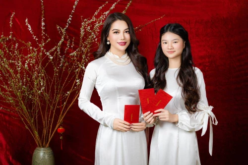 Con gái Trương Ngọc Ánh "trổ mã" duyên dáng chụp ảnh Tết bên mẹ 