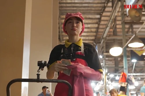 Hòa Minzy đi làm cửu vạn tại chợ cá, bật khóc nức nở vì bị quỵt tiền 