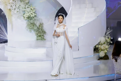 Hoa hậu Lan Anh lần đầu chinh phục sàn diễn thời trang sau đăng quang