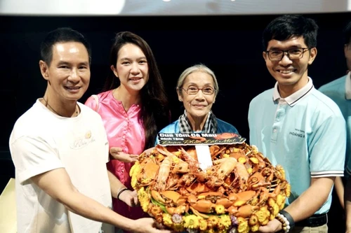 Dàn diễn viên “Lật mặt 7” “bơi” trong biển quà của khán giả khi đi cinetour