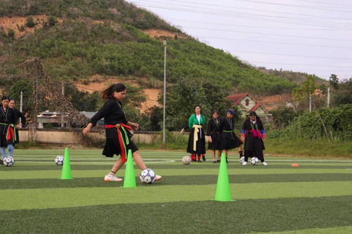 Giải bóng đá nữ dân tộc thiểu số Cup VTV5: Khi phụ nữ vùng cao bước ra sân cỏ trong sắc phục dân tộc
