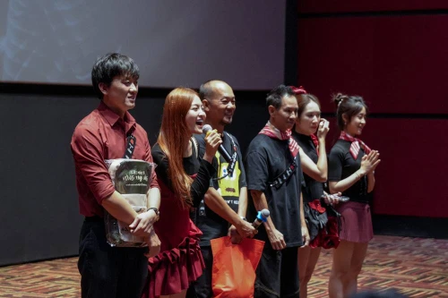 "Lật mặt 8" dẫn đầu doanh thu phòng vé Việt sau 2 ngày chiếu sớm