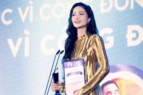  H’Hen Niê nghẹn ngào bật khóc khi nhận giải “Cá nhân vì cộng đồng”