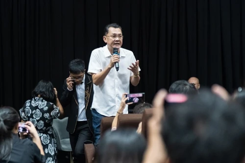 NSƯT Hữu Châu kể chuyện “khóc thầm” ở hậu trường phim "Sáng đèn"