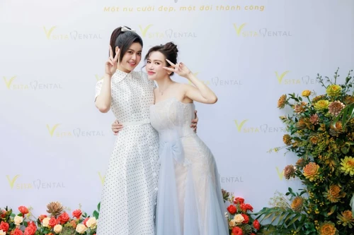 Diễn viên Trương Quỳnh Anh chúc mừng ca sĩ Sĩ Thanh mở rộng kinh doanh