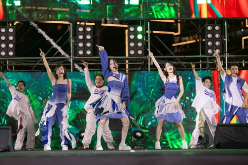 Ái nữ nhà Lý Hải - Minh Hà bùng nổ với giọng hát, vũ đạo được khen như idol