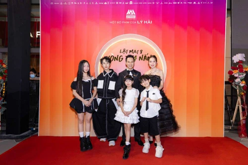 Gia đình Lý Hải - Minh Hà rạng rỡ trêm thảm đỏ ra mắt "Lật mặt 8: Vòng tay nắng"