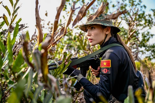 Hoa hậu Kỳ Duyên gây ấn tượng khi nhập vai lực lượng Cảnh sát cơ động tại "Chiến sĩ quả cảm"