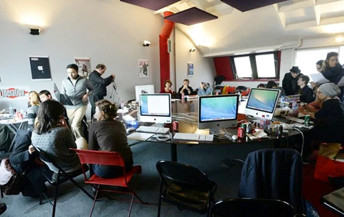 Số mới, tạp chí Charlie Hebdo được phát hành vào 25/2