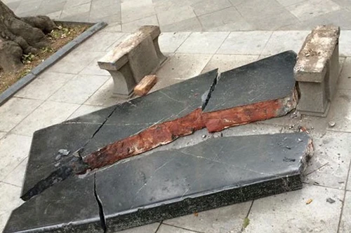 Ghế đá trăm tuổi bên Hồ Gươm vỡ tan tành nhiều mảnh