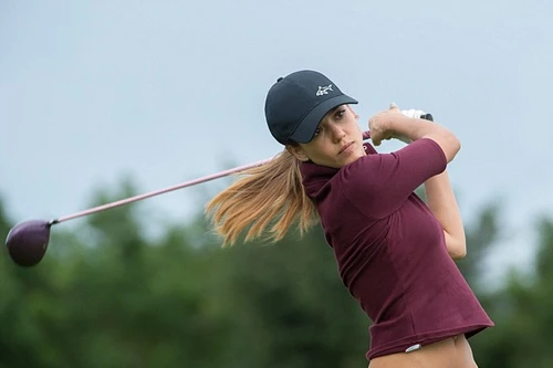 Jessica Alba đẹp hút hồn trên sân golf