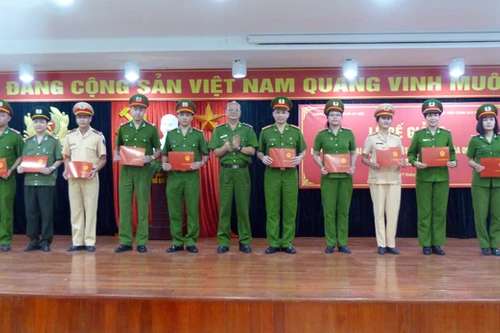 Bế giảng lớp đào tạo đại học CSND khóa 9, hệ vừa làm vừa học
