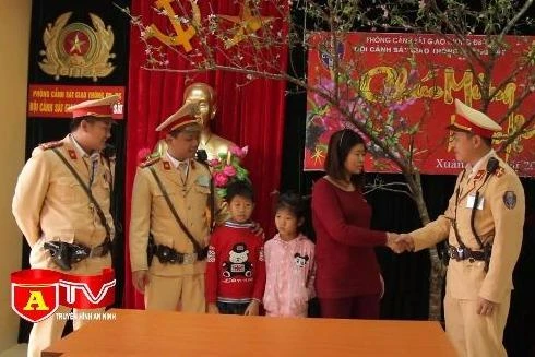 Trao trả hai cháu bé đi lạc trở về với gia đình