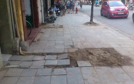 Dân phố cổ thêm khổ vì… đào đường