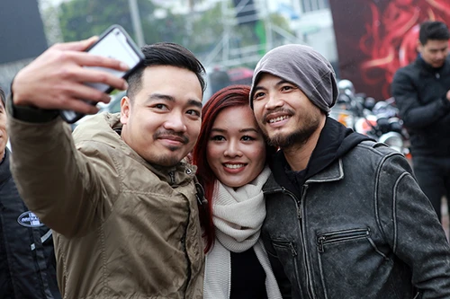 Trần Lập tươi tắn trong buổi tổng duyệt chương trình Đôi bàn tay thắp lửa