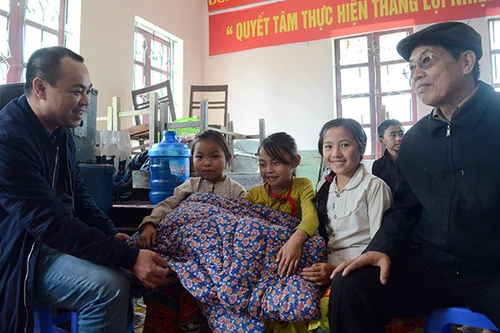 Mang chăn ấm đến với học sinh vùng cao biên giới Hà Giang