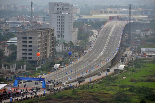 Gắn biển Chào mừng Đại hội Đảng toàn quốc lần thứ XII công trình cầu vượt hiện đại cửa ngõ Thủ đô