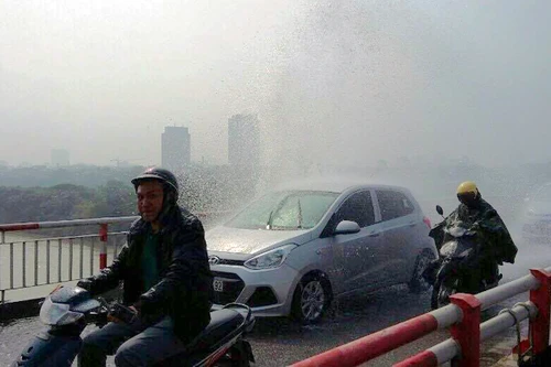 Cầu Chương Dương: Vỡ đường ống nước, người đi đường phải mặc áo mưa giữa trời nắng