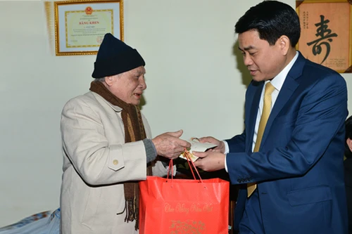 Chủ tịch UBND TP Nguyễn Đức Chung thăm, tặng quà gia đình chính sách quận Đống Đa