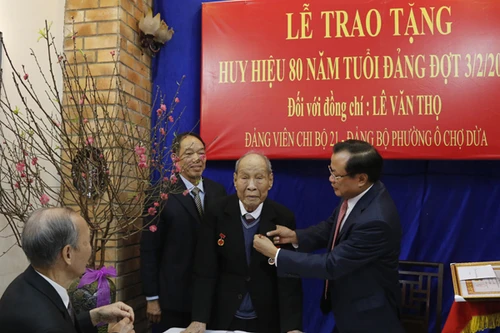 Đồng chí Phạm Quang Nghị trao tặng cán bộ lão thành cách mạng Huy hiệu 80 năm tuổi Đảng