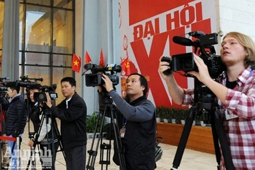 Xem các phóng viên tác nghiệp tại Đại hội Đảng toàn quốc lần thứ XII