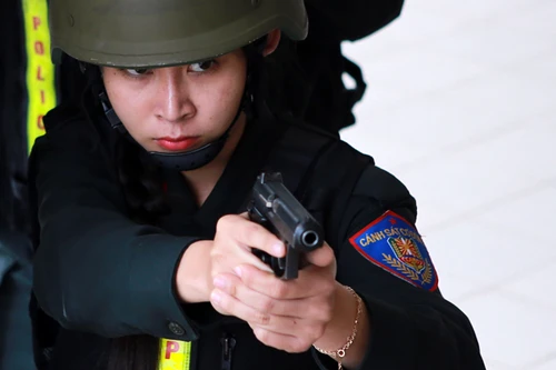 Tận mắt xem nữ Cảnh sát đặc nhiệm bắt khủng bố trong tình huống giả định