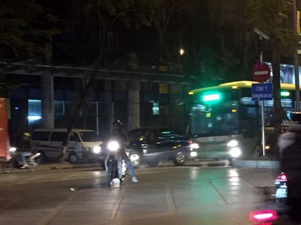 Xe máy ngang nhiên đi ngược chiều, tạt đầu xe buýt nhanh tại phố Láng Hạ