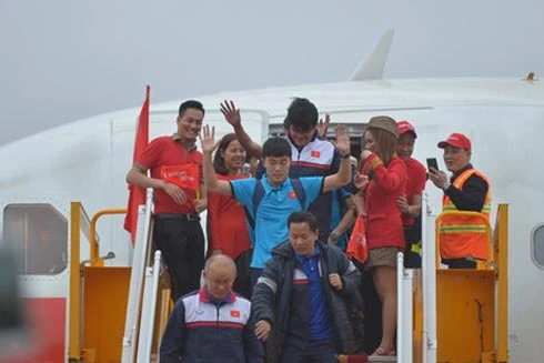 Khoảnh khắc các cầu thủ U23 xuống chuyên cơ trong vòng tay yêu thương của hàng ngàn người hâm mộ