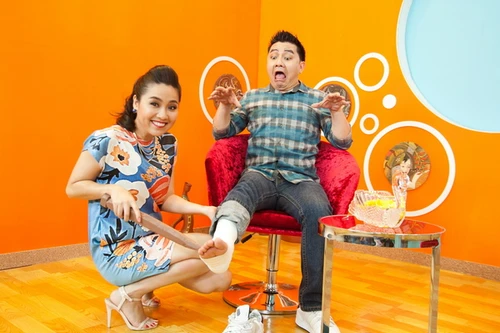 Lê Khánh thích thú, chọc phá Anh Vũ vì chân bị “bó bột“