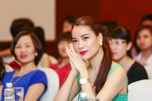 Trương Ngọc Ánh khoe chân dài, eo thon với đầm bó sát