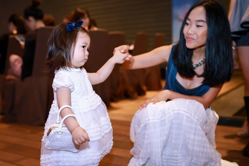 Con gái Đoan Trang rụt rè khi ở chốn đông người