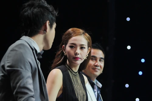 Minh Hằng khoe vũ đạo gợi cảm trước khi ngồi "ghế nóng"