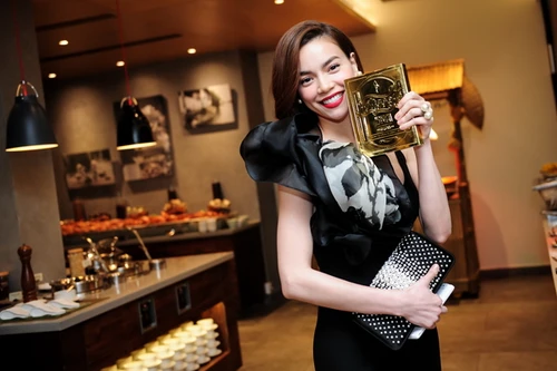 Vượt "bão" dư luận, Hồ Ngọc Hà xinh tươi ra mắt DVD live concert 10 năm