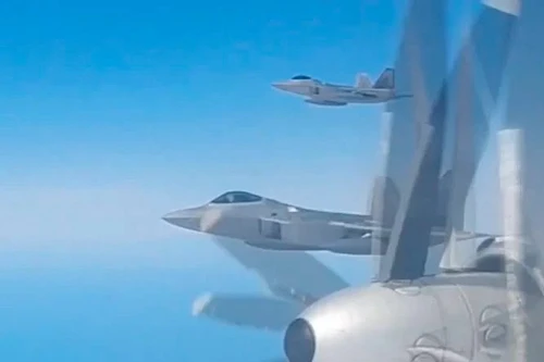[ẢNH] ‘Chim ăn thịt’ F-22 Mỹ lao lên chặn ‘gấu bay’ Tu-95MS Nga
