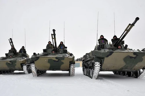 [ẢNH] Thiết giáp nhảy dù Nga vừa bắn thẳng vào trung tâm thương mại