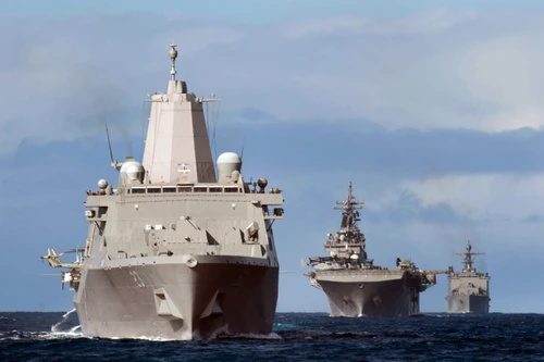 [ẢNH] Mỹ bất ngờ điều động nhiều chiến hạm theo các ngả tiến vào biển Đông