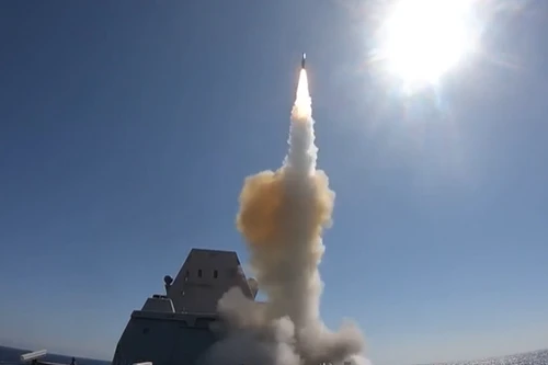 [ẢNH] Chiến hạm siêu dị của Mỹ lần đầu phóng thành công tên lửa ‘sát thủ’