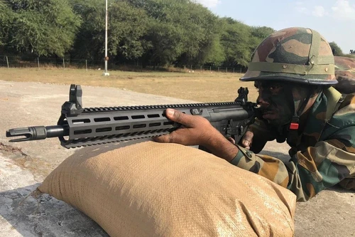[ẢNH] Ấn Độ trang bị 72.000 súng trường tấn công Mỹ cho binh lính giáp biên