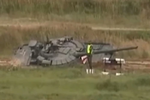 [ẢNH] Hết bắn trượt lại tới lao xuống ruộng, Nga chật vật trong việc lấy lại hào quang cho T-80 Liên Xô